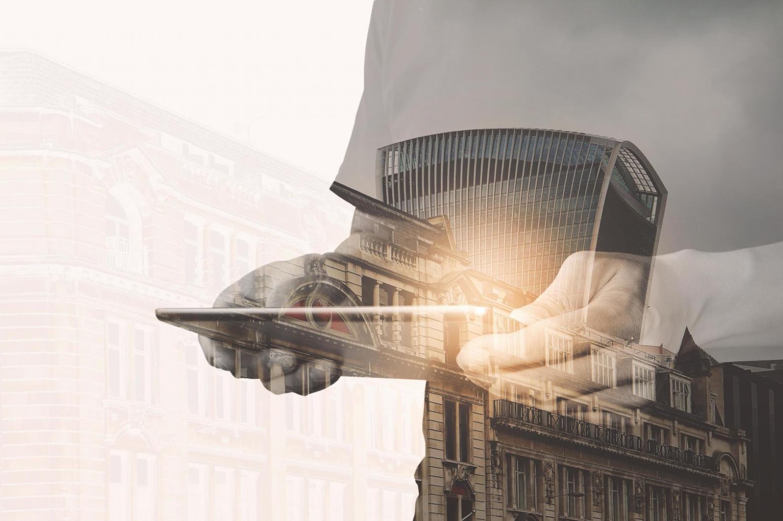 Étudiant analysant des données de crawl SEO sur plusieurs écrans