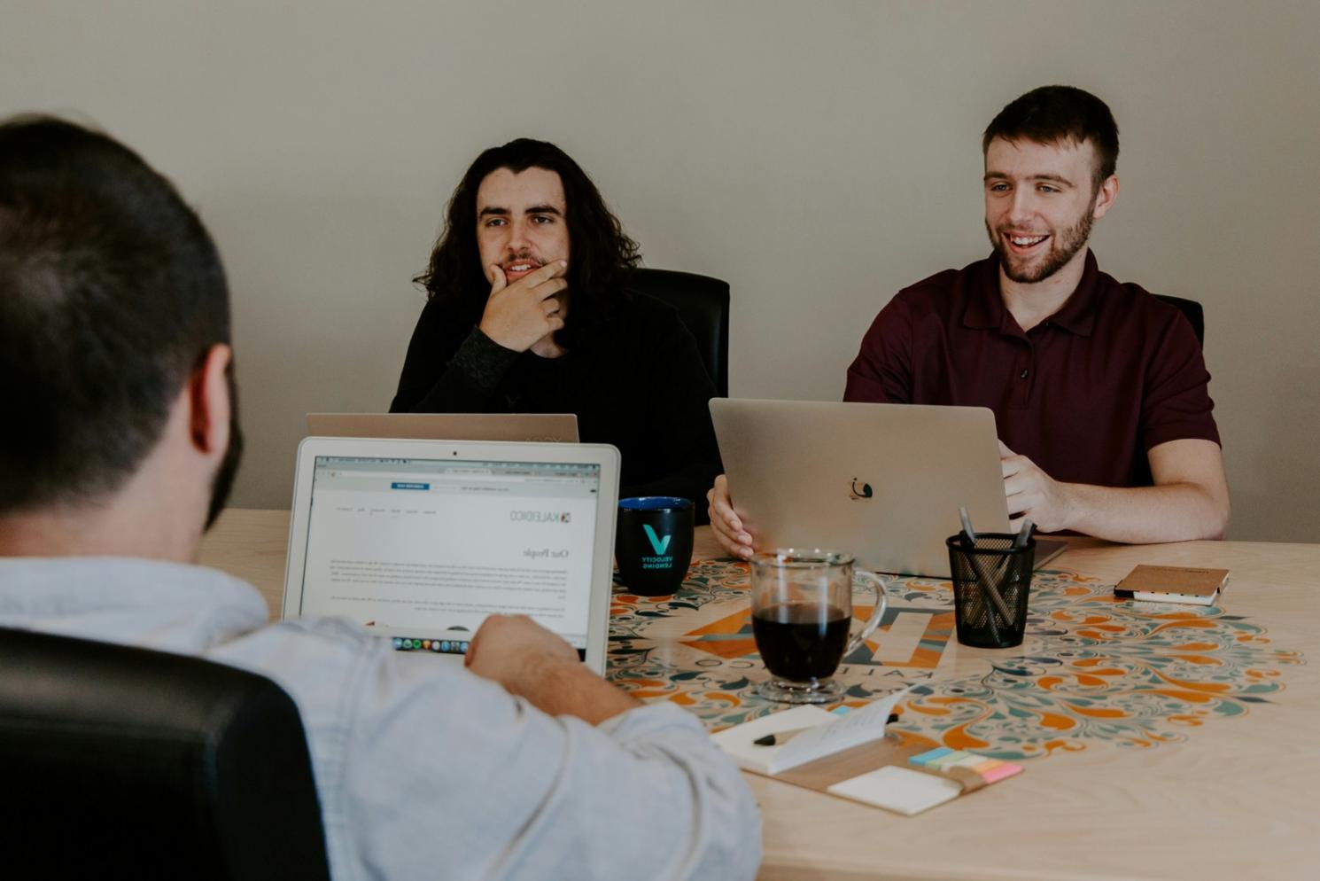 Interface de logiciel SEO pendant une session de formation