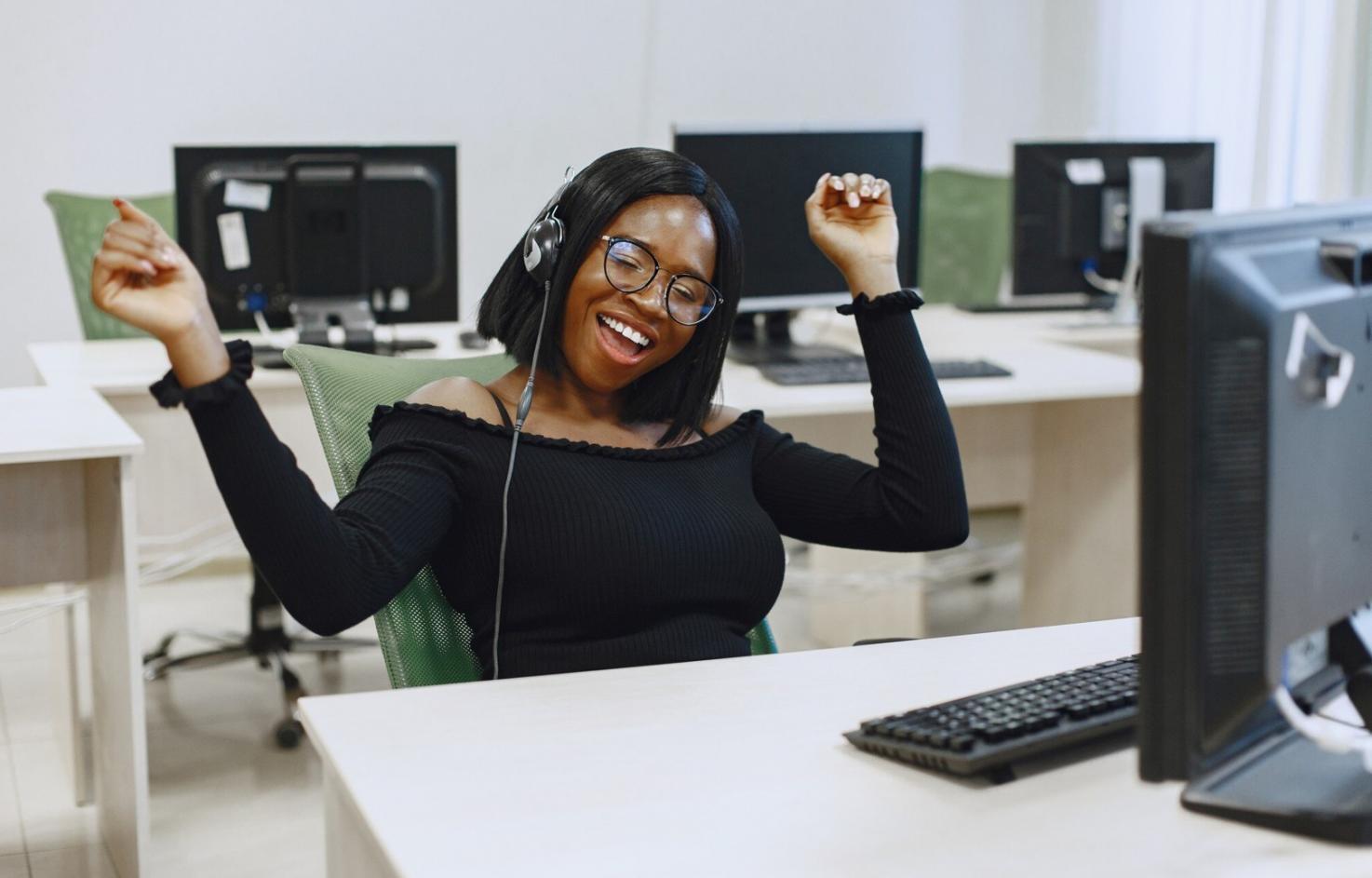 Tableau de bord de suivi des mots-clés avec tendances et volumes de recherche